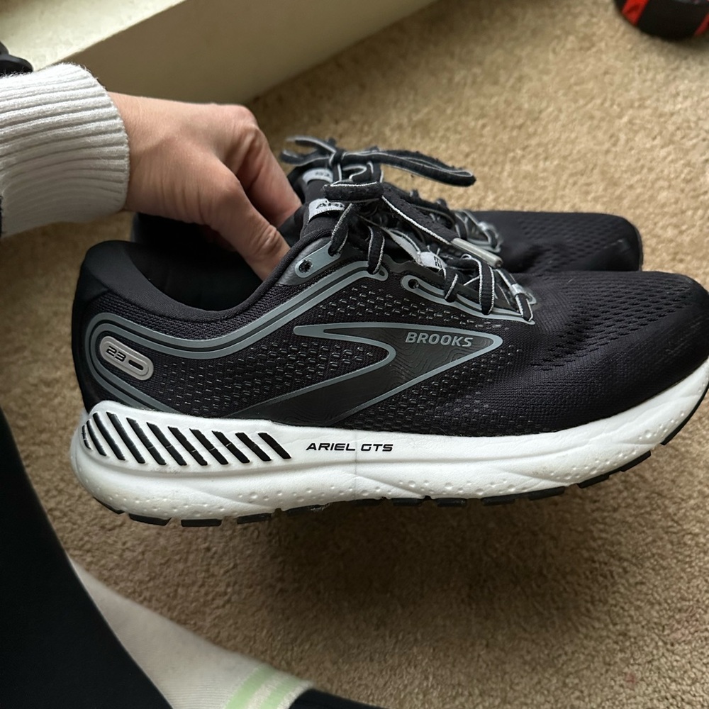 Brooks women’s  8.5 Ariel GTS23 Black and White Athletic Shoes